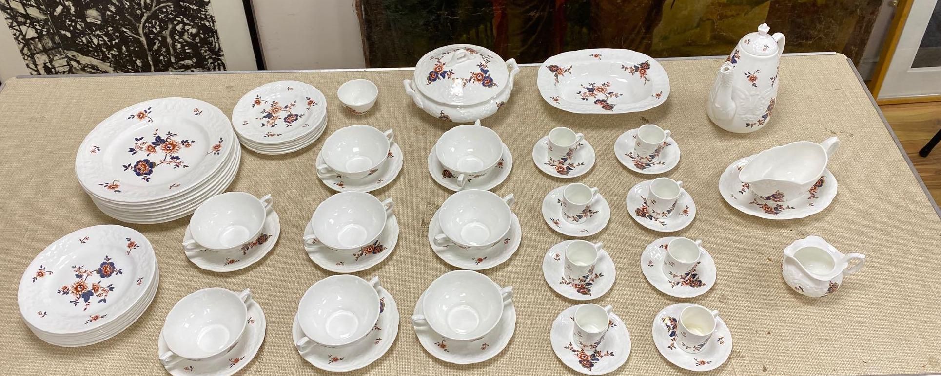 A Coalport St Louis pattern dinner service (8)